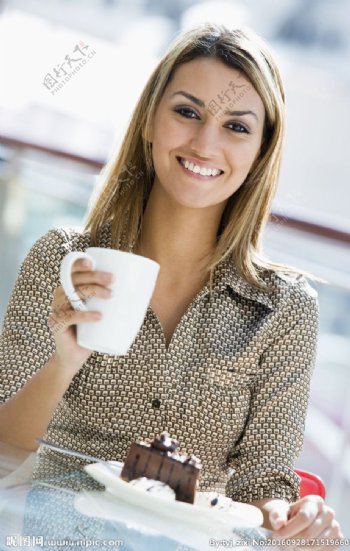 喝咖啡的外国女人