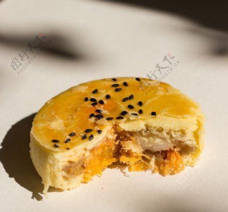 麻薯肉松豆沙蛋黄月饼