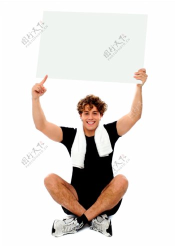 坐在地上手举白板的男子图片