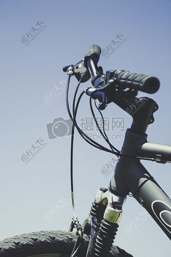 灰色和黑色自行车的特写照片