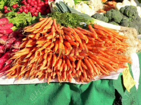 在市场上的新鲜胡萝卜