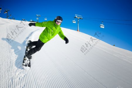 向下冲去的滑雪运动员图片