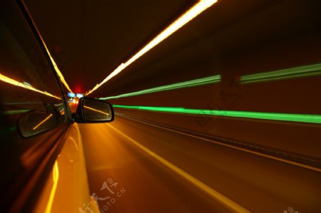 隧道中行驶的轿车图片
