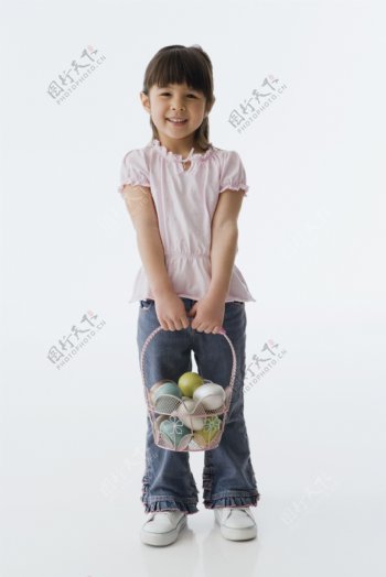 提着彩蛋的小女孩图片
