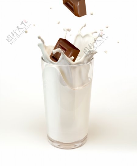 落入杯子牛奶中的巧克力图片