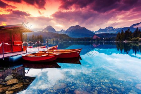 湖面上的小船风景图片