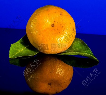 放在桌子上的橘子