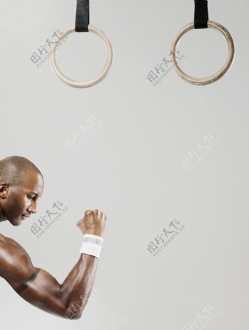 肌肉男人体育圆环图片