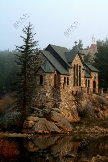 湖边的古堡别墅美景图片