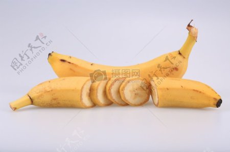 香蕉切片与完整香蕉