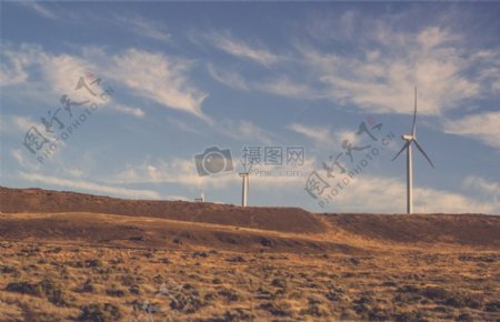 在沙漠上建造的风力发电机