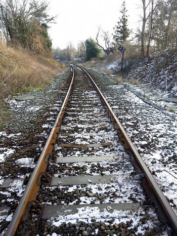 积雪覆盖的铁轨