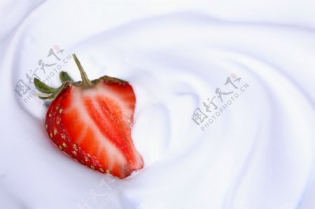 新鲜草莓与奶油图片