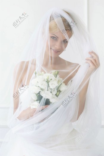穿婚纱的时尚性感新娘图片