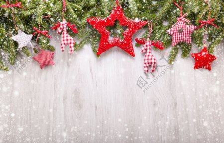 木板上的圣诞节挂件与树枝图片