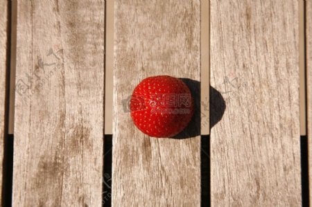 木板上的草莓