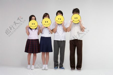 四个带着可爱笑脸学生图片