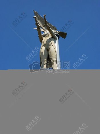 矗立广场的雕像