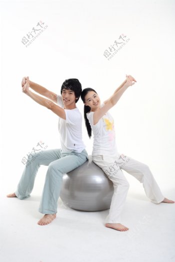 开心情侣坐在大皮球上图片