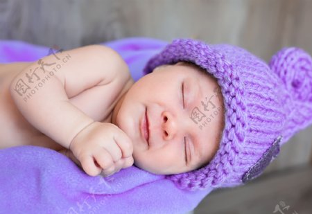 带粉色毛线帽睡觉的婴儿图片