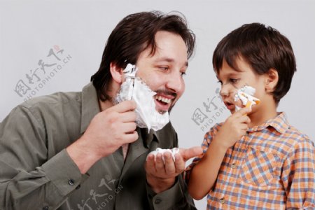 刮胡子的父子两个图片