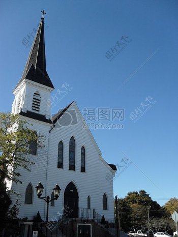 蓝天下的白色教堂