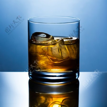 一杯威士忌酒图片