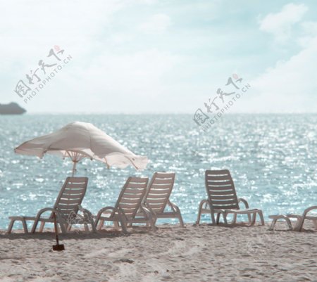 大海边的沙滩椅影楼摄影背景图片