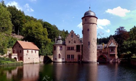 河边上古堡建筑