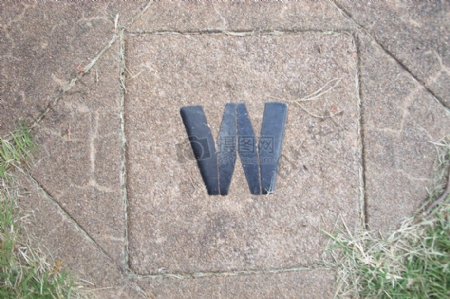 字母W在瓷砖