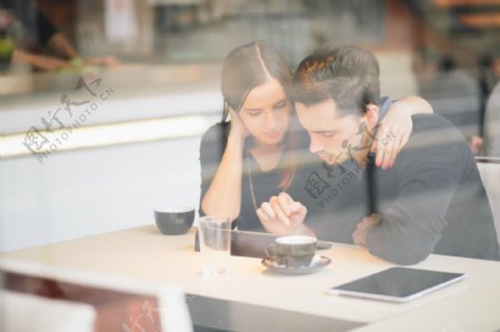 咖啡厅里的情侣图片