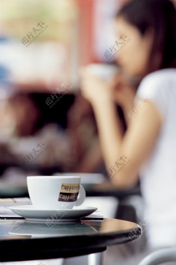 桌面上的一杯咖啡摄影图片图片
