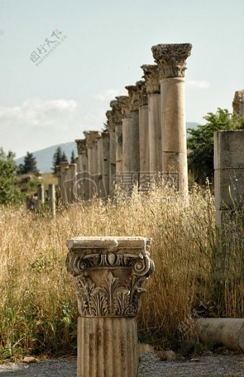 欧洲废弃的石柱
