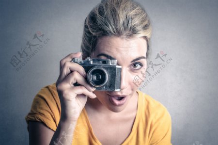 拿相机的女人图片