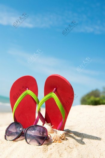 沙滩上的拖鞋眼镜图片