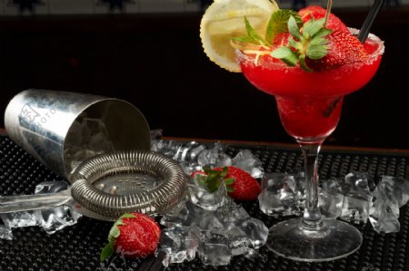 冰块与草莓鸡尾酒图片