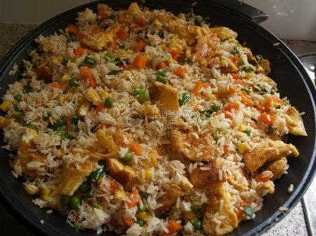 炸大米煎蛋豌豆和玉米切块胡萝卜茉莉大米青葱