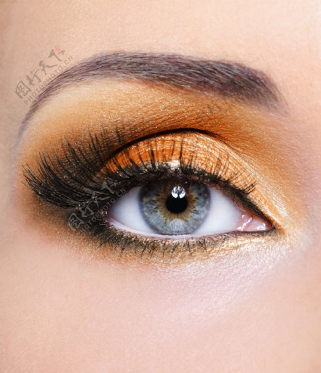 橙色和黑色眼影的眼睛特写图片