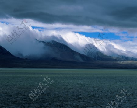 美丽山峰湖泊风景图片