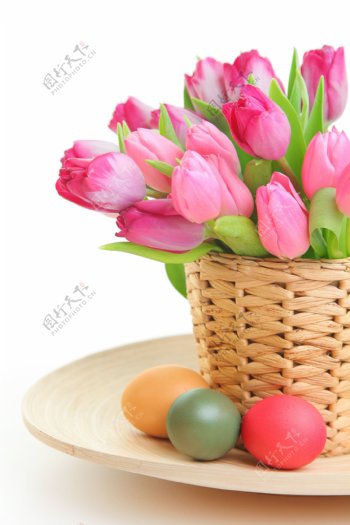 木盘里的鲜花和彩蛋图片