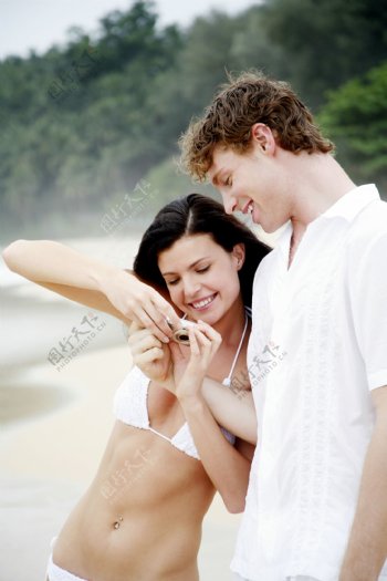 沙滩上的夫妇图片