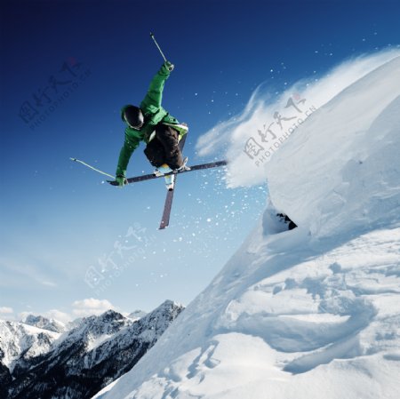 冲下山坡的滑雪运动员图片