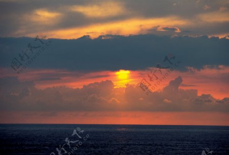海面上的夕阳风景图片