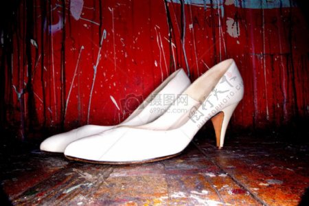 女人女性高高跟鞋漆美容木木板一滴白色鞋子
