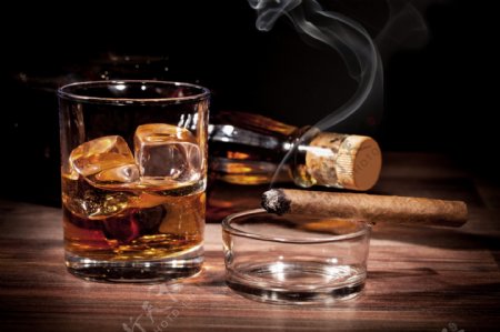 威士忌与香烟图片
