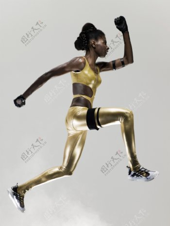 奔跑的女运动员图片