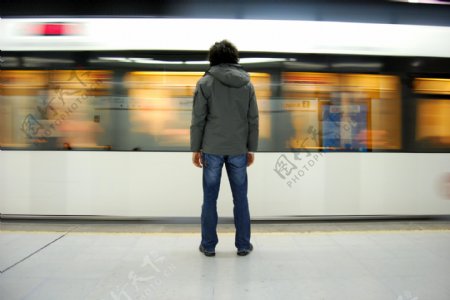等地铁的男人