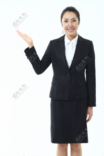 穿着职业装做手势的女性图片