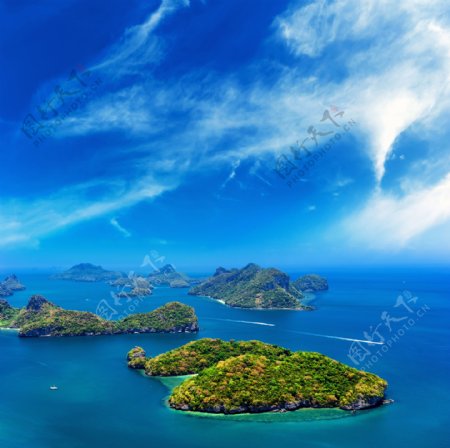 蓝天下的岛屿图片