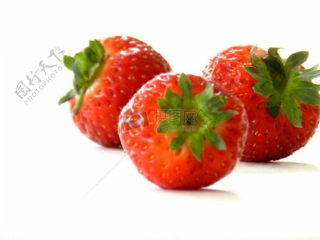 三颗红色草莓